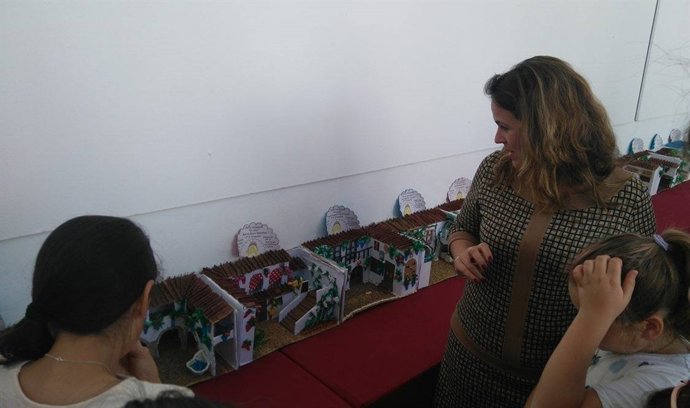 Barbero contempla los patios en miniatura