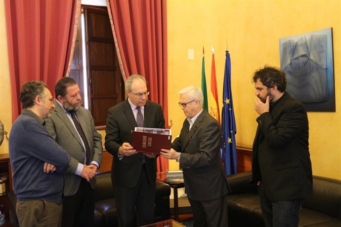 El presidente del Parlamento andaluz recibe a la ONG Paz y Bien