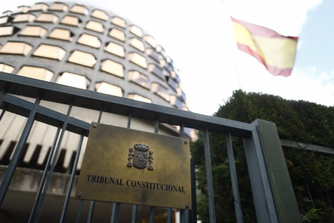 La bandera de España ondea en el Tribunal Constitucional