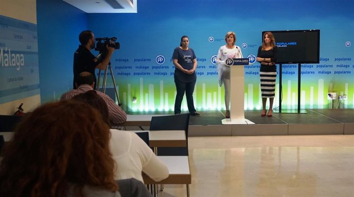 Esperanza Oña junto a Ana Carmen Mata y Dolores Lara.