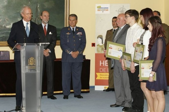 Pedro Morenés entrega los premios del concurso 'Carta a un militar español'