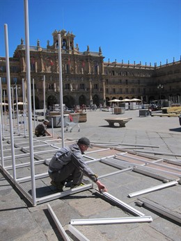 Montaje de la Feria del Libro en la Plaza Mayor de Salamanca