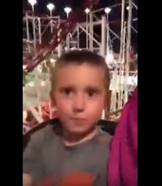 Niño atracción se resbala