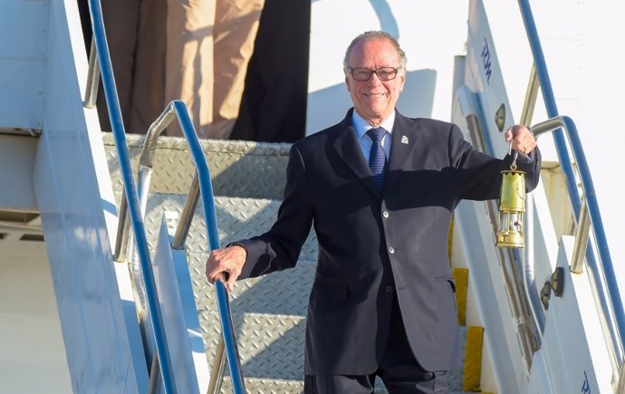 Carlos Nuzman con la llama a su llegada a Brasil