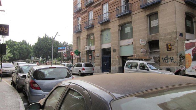 Coche cubierto polvo del Norte de África