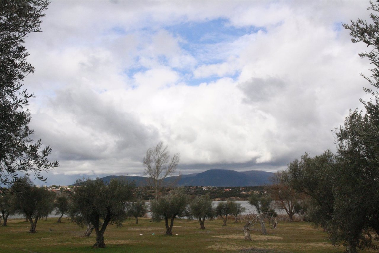 Pantano de Cazalegas,Nubes, Arboles