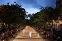 Chanel celebra un desfile de pasarela en uno de los principales paseos de La Habana