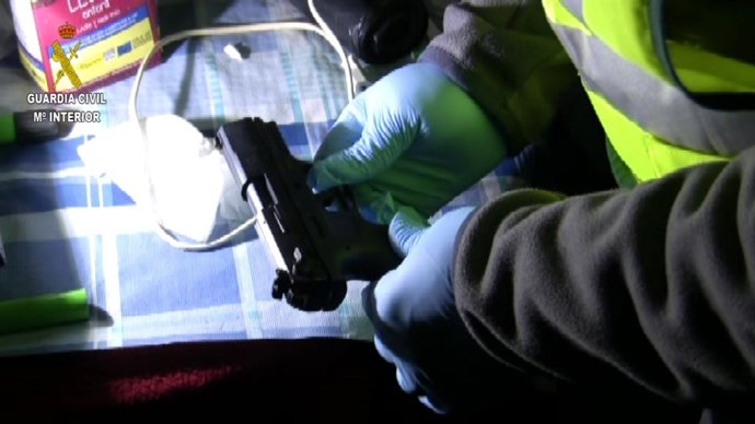 Pistola intervenida en una operación de la Guardia Civil en Granada
