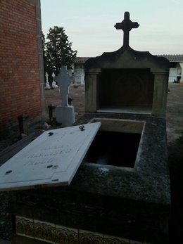 Tumba profanada en el cementerio de Castelldans
