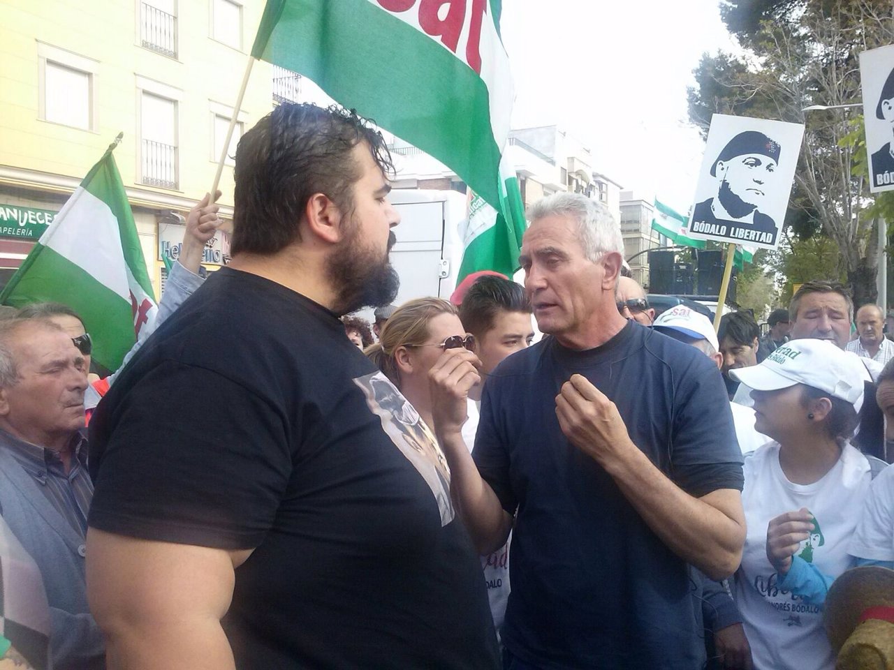 Diego Cañamero (i) charla con Óscar Reina antes de su detención.