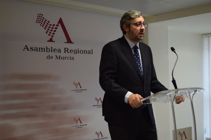 Víctor Martínez (PP) en rueda de prensa en la Asamblea