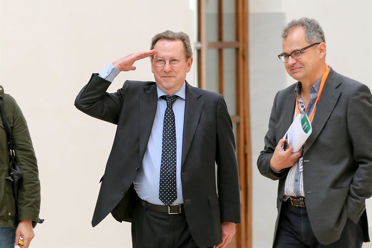 El consejero de Justicia, Emilio de Llera, en los pasillos del Parlamento