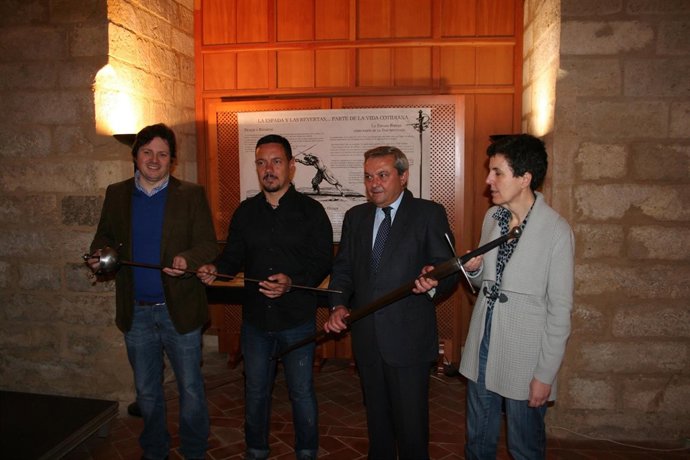 León y Alcalde (centro), entre Girón y Córdoba muestran dos espadas