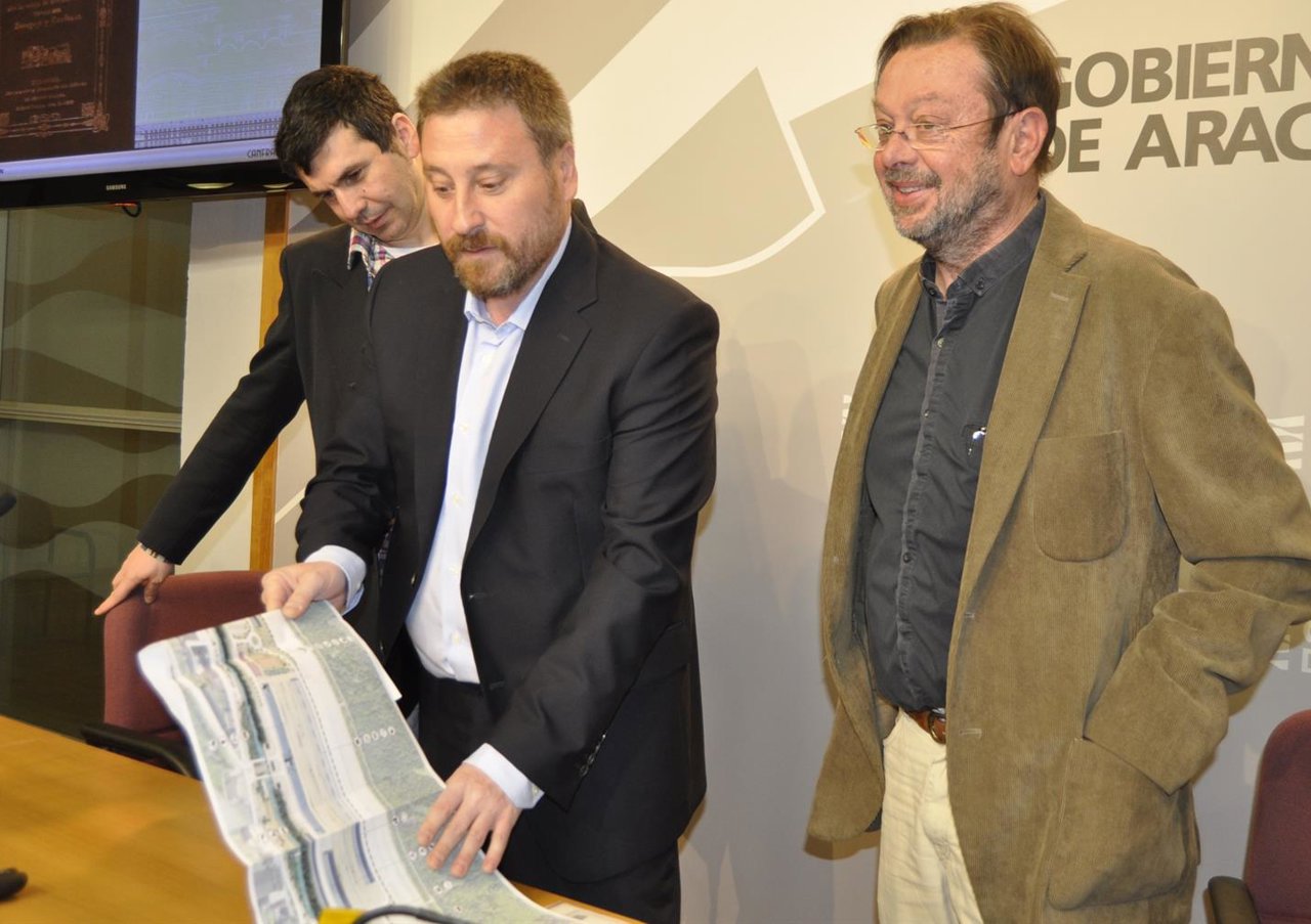 El consejero José Luis Soro (en el centro) durante la presentación