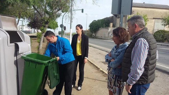 Pozuelo (dcha.) observa cómo se utilizan los nuevos contenedores