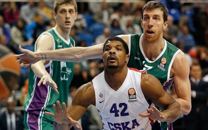 Fran Vázquez y Kyle Hines en el Unicaja - CSKA Moscú