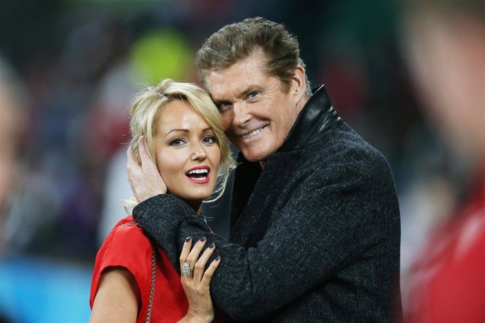 David Hasselhoff se compromete con su novia... ¡A la que saca 27 años!
