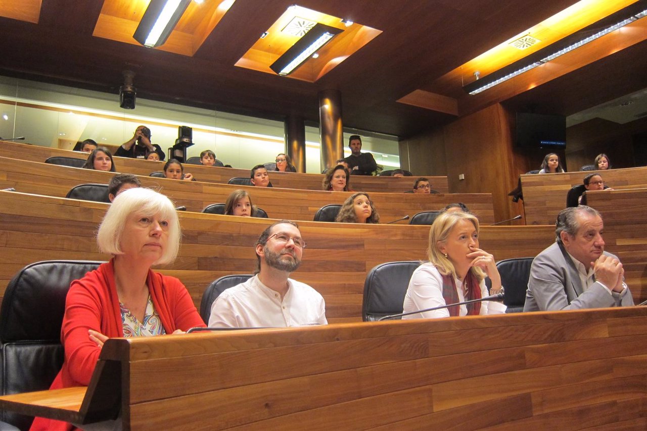 Diputados de IU, Podemos, Foro y C's, junto con alumnos de primaria, en el pleno