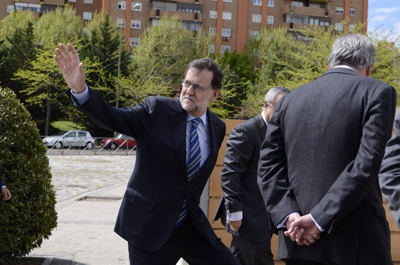 Mariano Rajoy saludando 