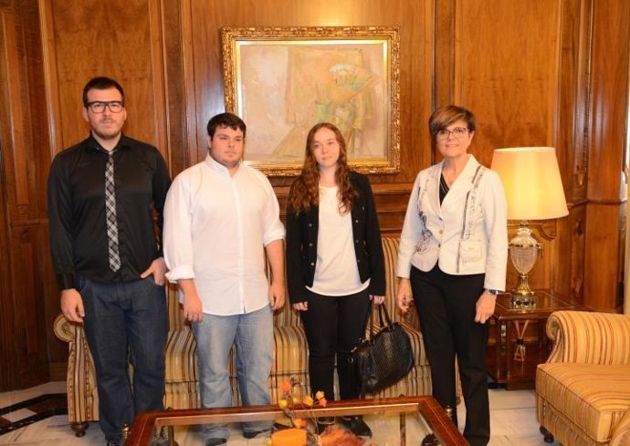 Miembros de Colectivo Galactyco en su encuentro con la presidenta de la Asamblea