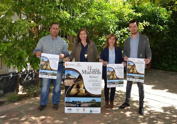 Carrillo (izda.) muestra el cartel del evento