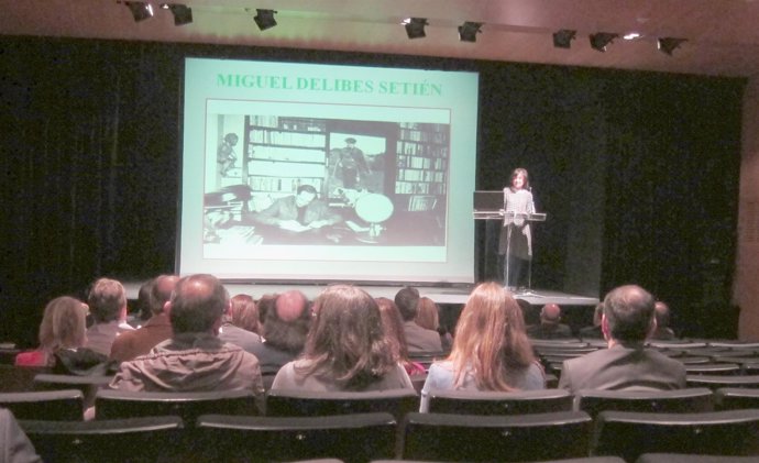 Elisa Delibes presenta el Archivo de Miguel Delibes en el teatro Calderón