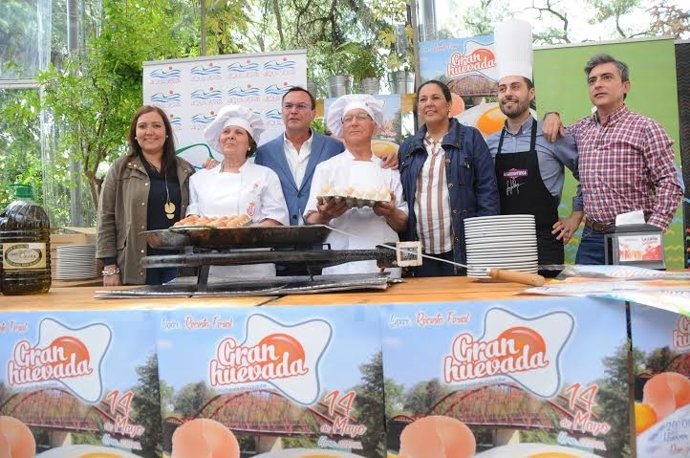 Carrillo (izda.) y Amo (dcha.) durante la presentación de la 'Gran Huevada'