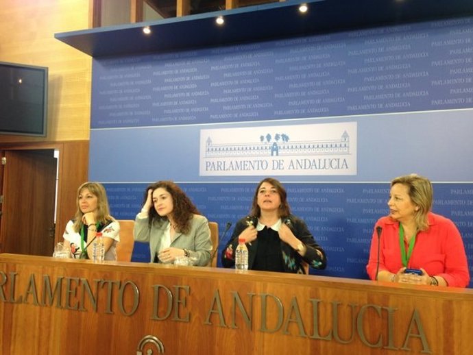 Estibadoras del puerto de Algeciras junto a diputadas de IULV-CA