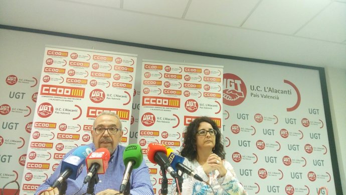 Óscar Llopis, a la izquierda, junto a la secretaria de CCOO, Consuelo Navarro