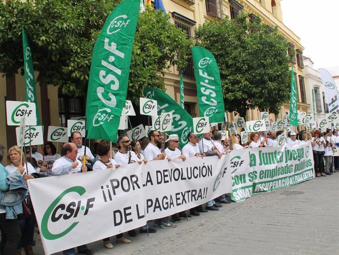 Protesta de CSIF-A para pedir el abono del 75% de la extra de 2012