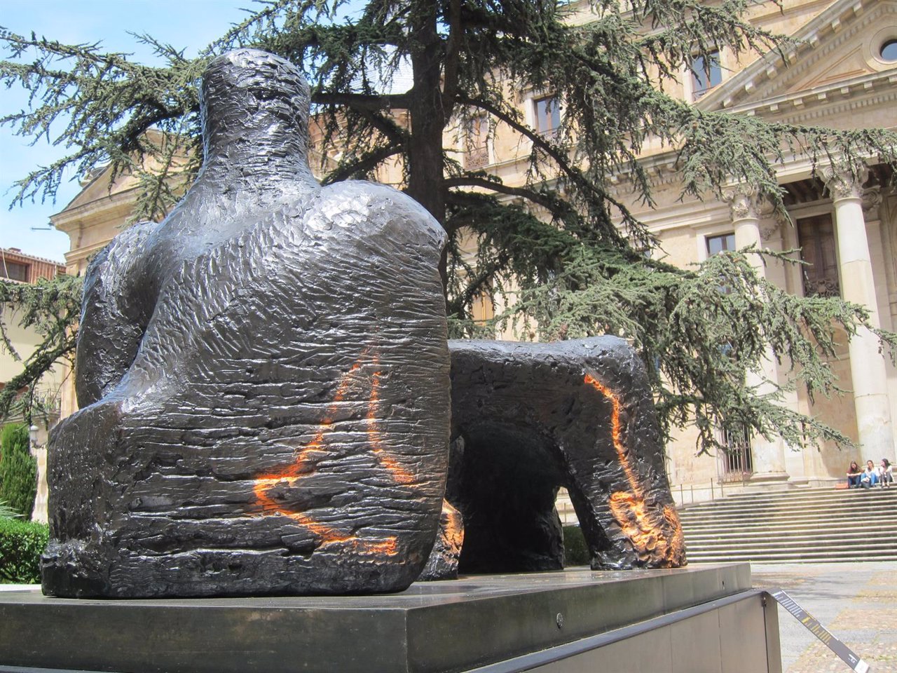FOTO. FIRMA:EP. Pintadas vandálicas en la escultura de Henry Moore en Salamanca