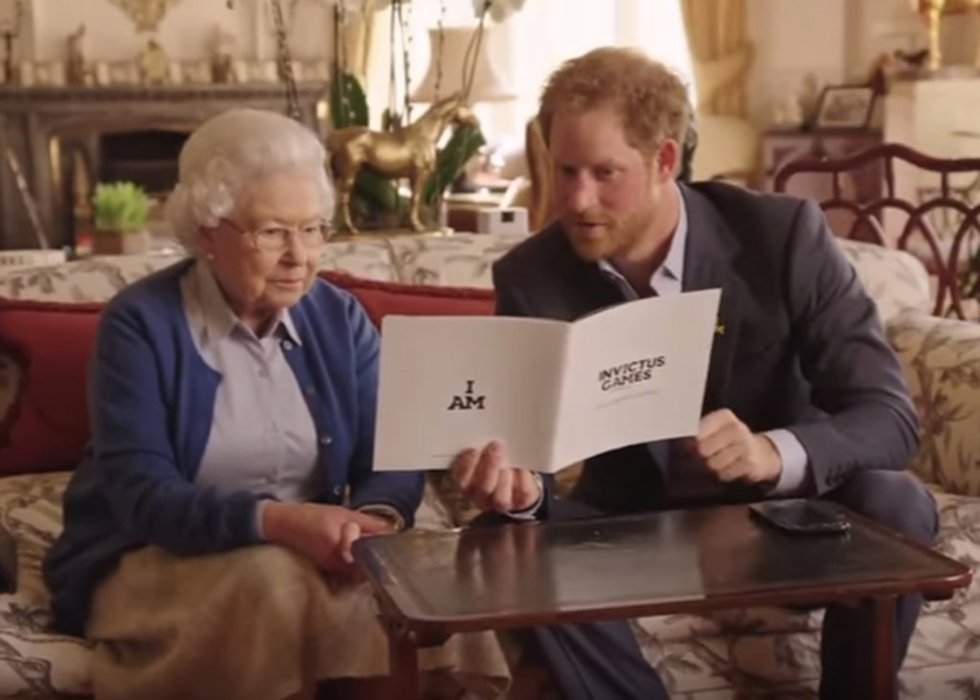 LA REINA ISABEL II Y EL PRÍNCIPE HARRY