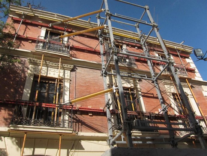 Edificio Afectado Por El Terremoto De Lorca