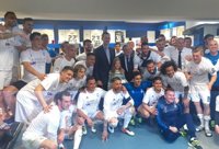 El Rey y la Infanta Sofía felicitan a los jugadores del Real Madrid en el vestuario tras su pase a la final de Champions