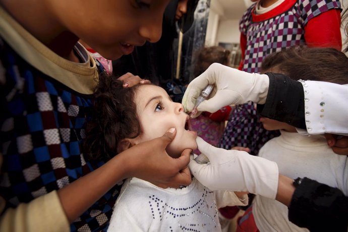 Una niña recibe la vacuna contra la Polio en Saná 