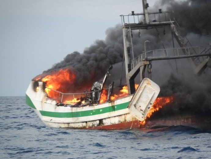 Incendio de un pesquero frente a la costa de Roquetas (Almería)