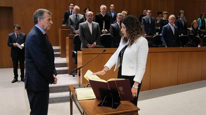 LA nueva diputada de Ciudadanos, Desieree Pescador, jura su cargo