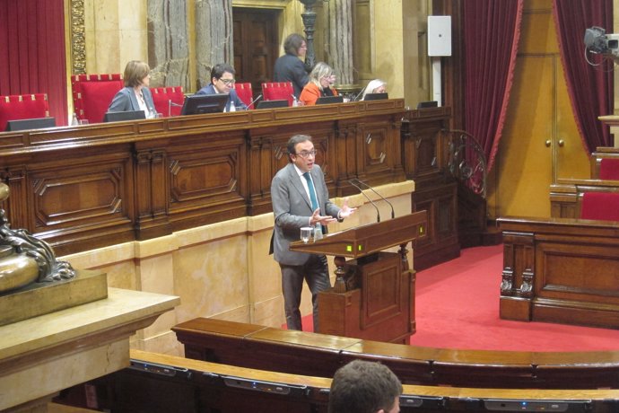 El conseller de Territorio, Josep Rull, interviene en el pleno del Parlament