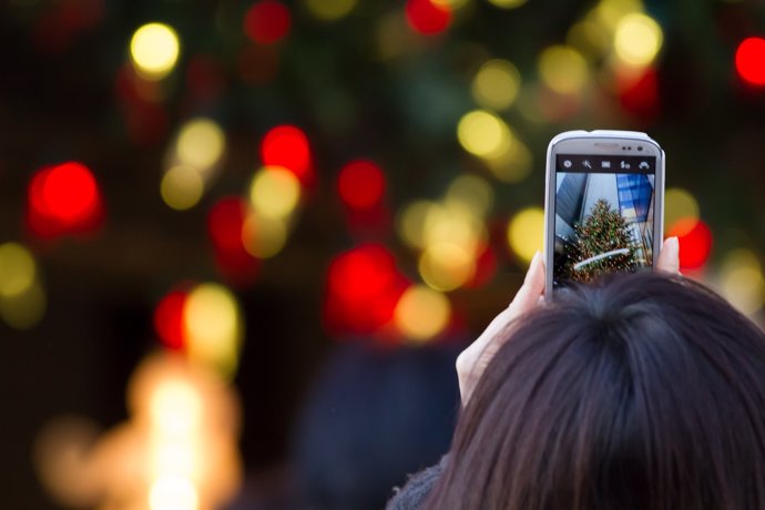 Foto con un smartphone móvil de un árbol de Navidad tecnología 