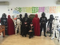 Personajes de Star Wars visitan a los niños del Materno