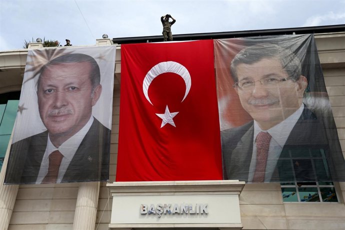 Carteles con la imagen de Erdogan y Davutoglu en Turquía
