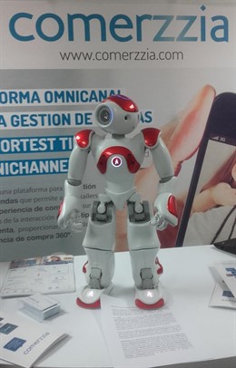Mercurio, robot social capaz de interactuar con los clientes en la tienda.