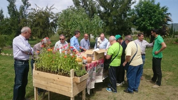 Sánchez (centro) hace entrega de las semillas