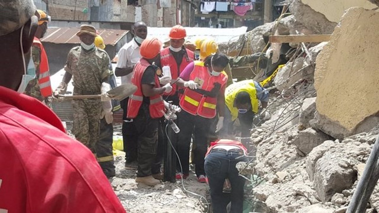 Rescate de una superviviente en un edificio derrumbado en Nairobi