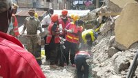 Rescatan con vida a una mujer entre los escombros del edificio derrumbado en Nairobi el viernes