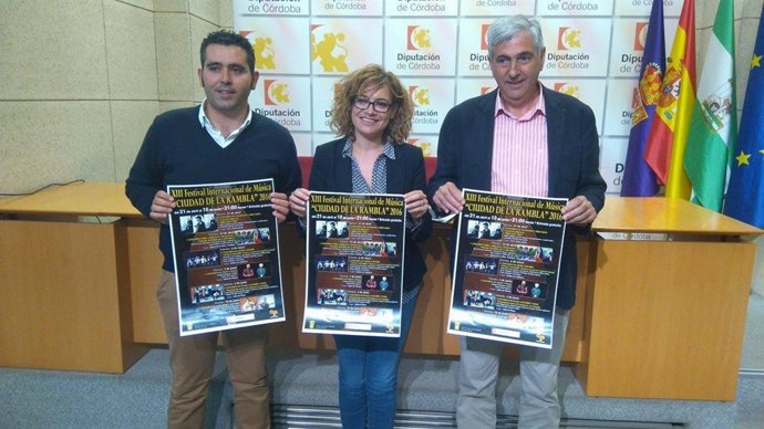 Ruz, junto a Osuna (dcha.) y Alcaide, durante la presentación
