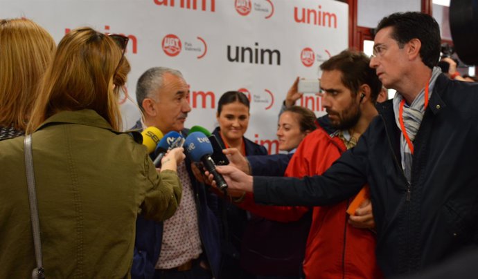 Alvarez (UGT)  atiende a los medios en Valencia