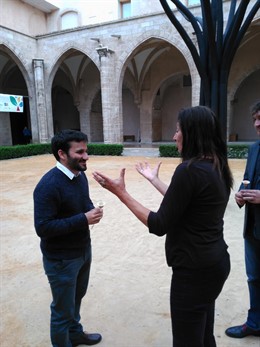 Marzà con una flor en la presentación del Arbre de les Llengües