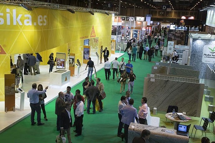 Visitantes en la feria