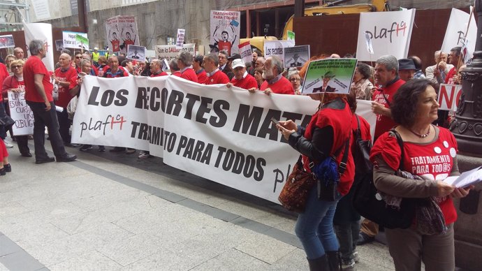 Manifestación frente Hacienda de afectados por la hepatitis C